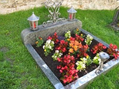 Grabmal aus Naturstein mit Blumen