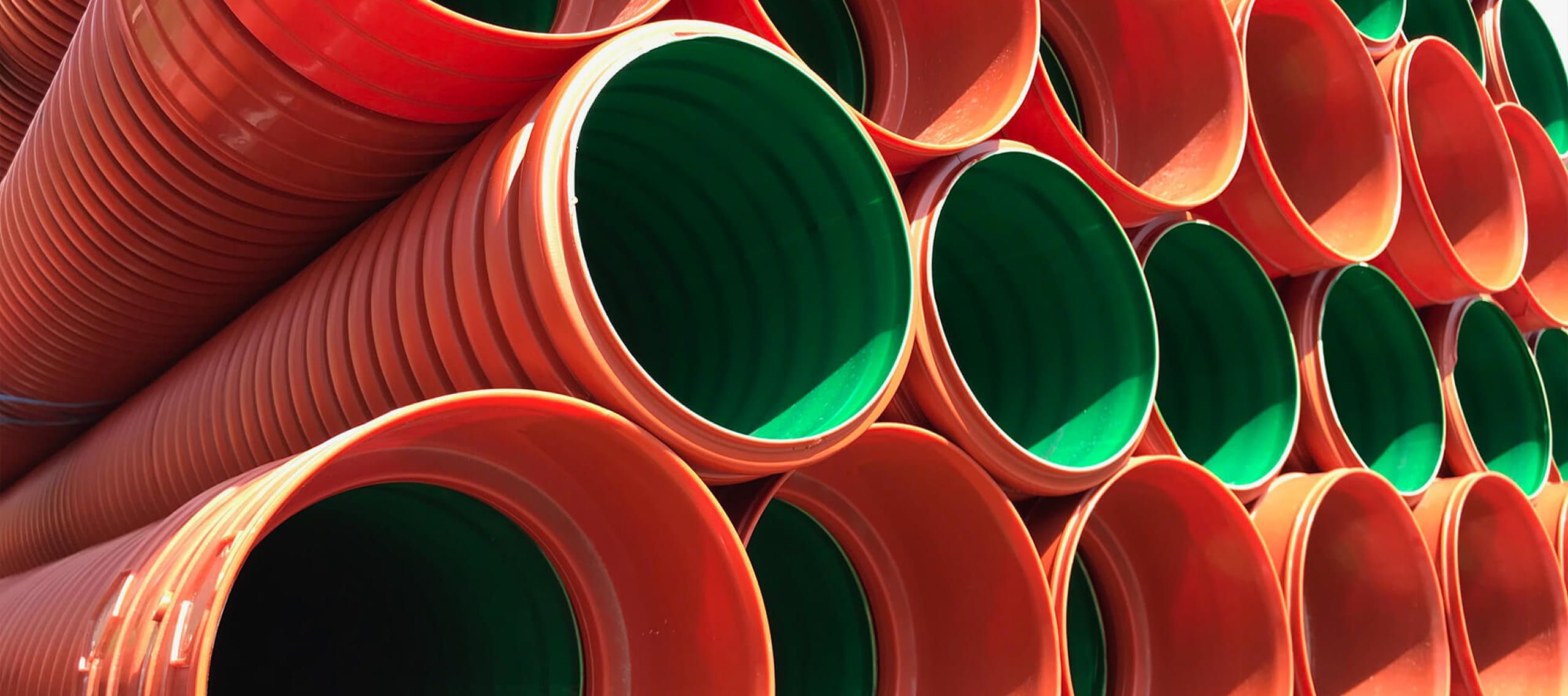 Rote Rohre mit grüner Beschichtung innen