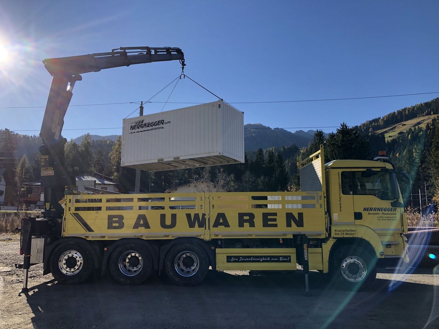 Lkw beim Aufladen eines Containers