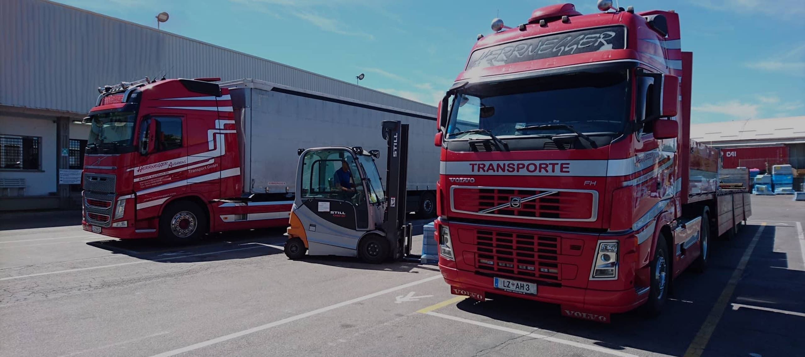 Gabelstapler lädt Objekte auf einen Lkw