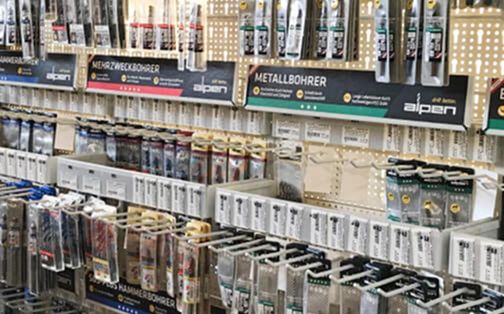 Ein Geschäft mit einer Vielzahl von Werkzeugen, die übersichtlich ausgestellt sind.