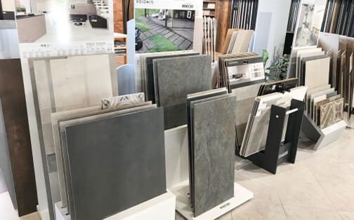 Auswahl an Fliesen, die gegen eine Wand gelehnt sind