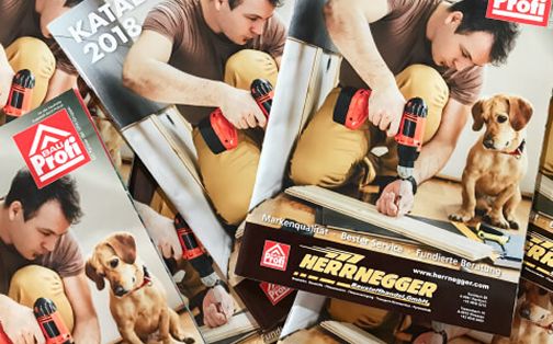 Mehrere unserer Broschüren übereinander